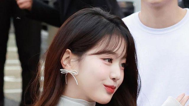 화이트 니트 레이어링과 리본 포인트, 아이브 장원영