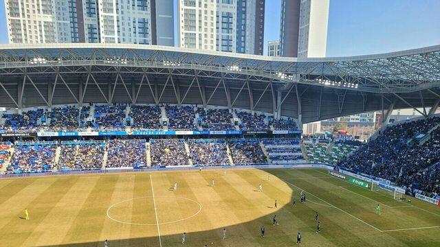 프로축구 개막전 '경인더비', 주심 부상으로 경기 지연