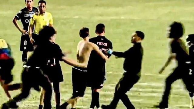 ‘다음 주에 트럼프 보는데’ 메시, 상의 탈의 관중 난입에 고꾸라져… 아찔한 부상 나올 뻔