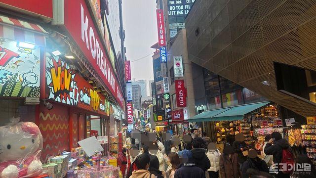 춘절 특수에 웃은 유통가...백화점·패션·건기식 매출 ‘껑충’