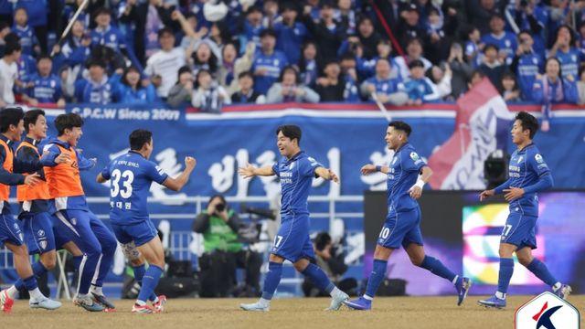 “2만4천 관중 폭발”…이정효 데뷔전서 수원, 극적 역전승