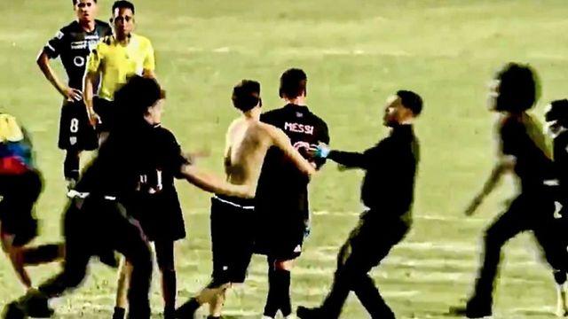 큰일 날 뻔했다! 메시, ‘난입 관중+보안 요원’과 엉켜 쓰러졌다…다행히 몸 상태는 ‘이상 무’