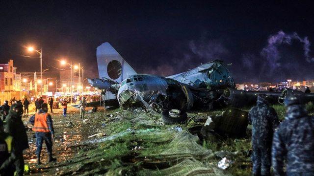 현금 수송기 추락하자...돈 주우러 달려든 수백명 '아수라장'