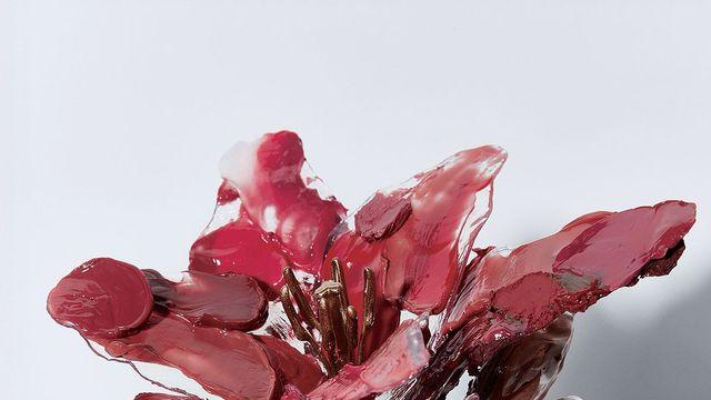 이게 다 화장품으로 그린 작품이라고? 버려진 뷰티 제품의 봄 아트