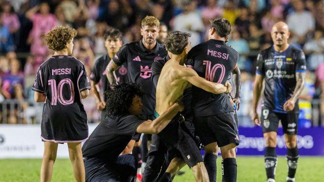 경기 도중 쓰러진 메시…관중 난입이 문제였다