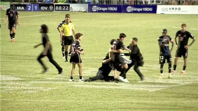 메시, 친선경기서 난입 관중과 엉켜 쓰러져…몸 상태 '이상 無'