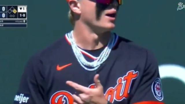 '계약금 111억' 22세 유망주, 수비 실수 영상 350만 회…목걸이까지 도마