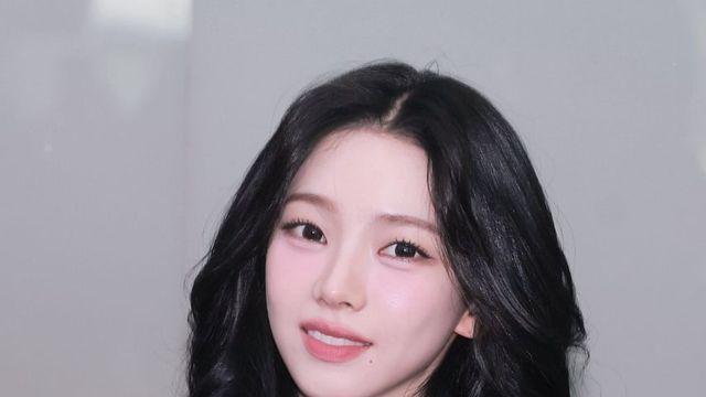 생지 데님 셋업과 핑크 핸드백, 에스파 카리나