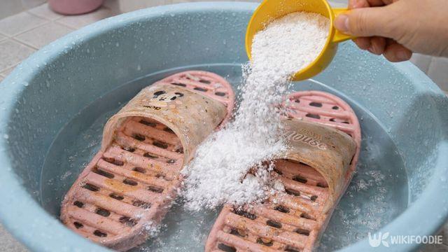 더러워진 욕실화에는 '이 가루' 부어보세요… 지금껏 그냥 버린 게 후회되네요