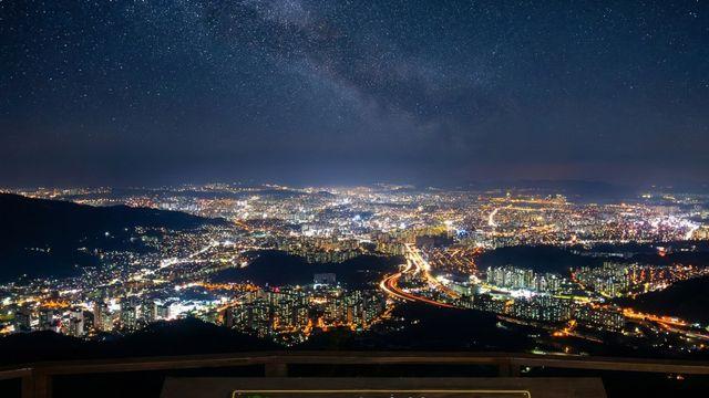 지금 가면 딱 좋다…차로 정상까지 가는 ‘도심 속 야경 명소’
