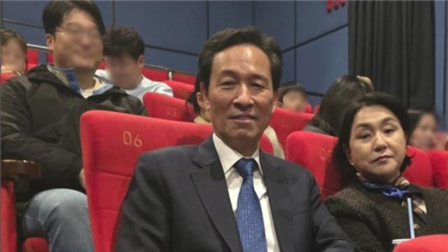 '왕과 사는 남자' 관람한 우상호 