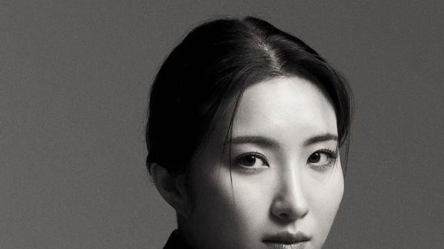 '올림픽 金' 김길리, 모델도 금메달→샤넬과 촬영했다!…가방 대신 스케이트 들다니 