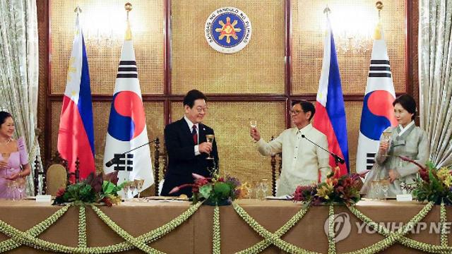 한-필리핀 정상, BTS '다이너마이트' 들으며 불꽃 감상…