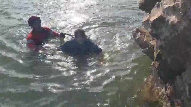 인천 영흥도 해식동굴 관광왔다 밀물에 고립된 2명 구조