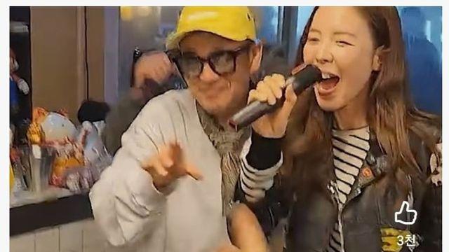 신나게 노는 김민선과 이하늘