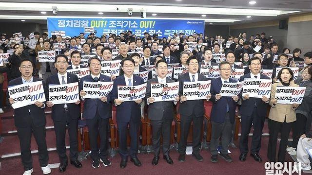 흔들리는 민주당 ‘뉴이재명’ 불신론