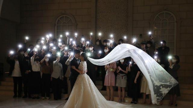 하객으로 위장해 몰래 엿본다