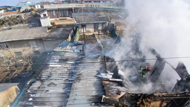 익산 주택서 불, 1시간 만에 진화…1명 중상