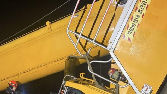 시흥 크레인 업체 차고지서 크레인 전도…40대 운전기사 하반신 끼여 중상