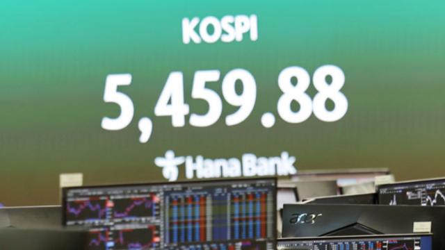 코스피·코스닥 8%대 급락 ‘동반 서킷브레이커’…중동 전면전 공포에 증시 마비