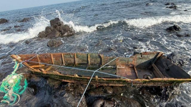 우도 목선서 ‘북한 노동신문’ 추정 종이 발견