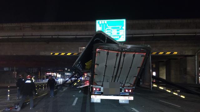 청주서 16t 화물차가 4.5m 높이제한 구조물 충돌…한때 정체