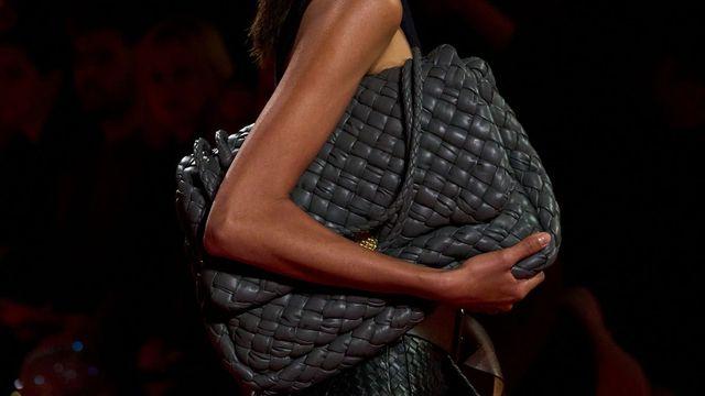 작은 가방은 잠시 안녕, 올봄 트렌드는 ‘빅 백’이니까요