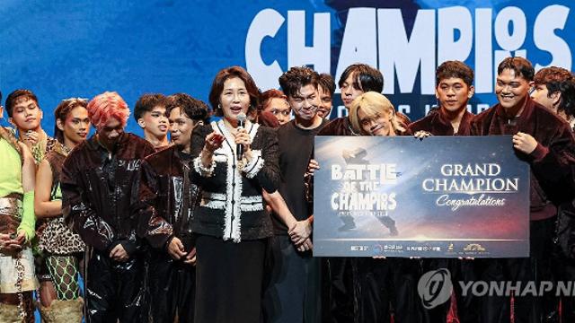 金여사, 필리핀서 'K팝 댄스' 경연대회 참석…