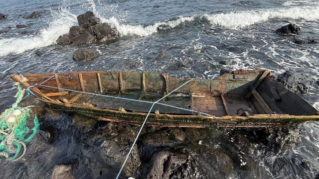 제주 해안가 목선서 노동신문 추정 물체 발견…경찰 수사