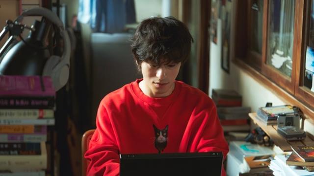 '모두가 자신의 무가치함과 싸우고 있다' 구교환, 블랙코미디 정수 선보인다! ‘교환불가’한 입덕 포인트는?