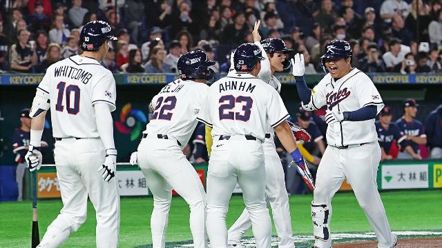 한국 야구, 17년 만에 WBC 1차전 승리…문보경 1회 선제 만루포