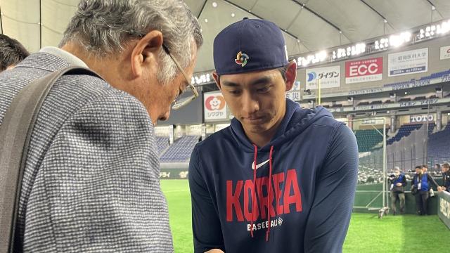 [WBC] 이정후 '아시아 최초 빅리거'에게 사인볼 전달