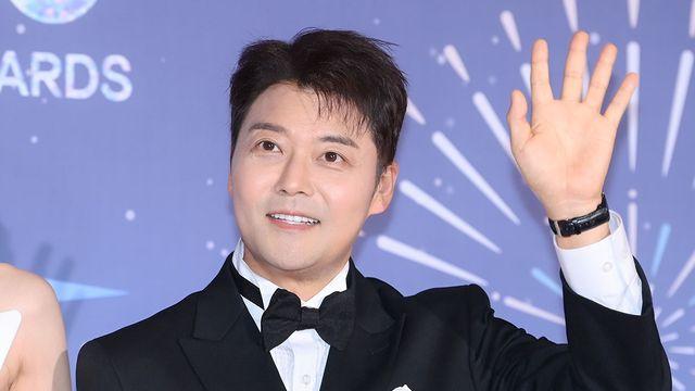 고개 숙인 전현무, '나혼산' 게시물에 '좋아요' 포착…두 달째 멈춘 SNS 근황