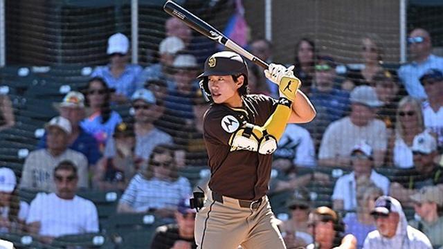 첫 유격수 선발출전 송성문, MLB 시범경기 첫 홈런 폭발