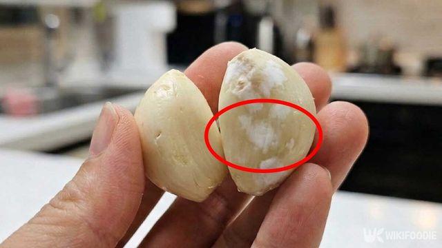 마늘에 종종 보이는 '흰색점' 먹어도 될까, 정체 알고 보니…