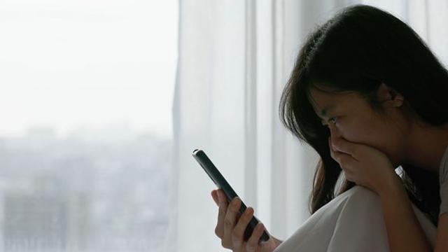 “선생님, 남친이랑 찍은 프사 내려주세요... 오늘까지 답변 없으면 이렇게 조치할 겁니다”