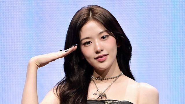 안유진, '절친' 이영지 지원사격…'로봇' MV 깜짝 출연 