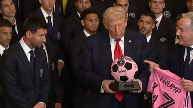 트럼프, 메시 백악관 초청해놓곤 바로 앞에서 “호날두 대단해”