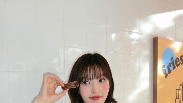 레몬 옐로우 원피스와 벚꽃 배경, 레드벨벳 조이