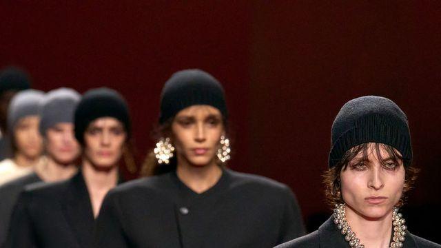 보테가 베네타 2026 겨울 컬렉션, 밀라노 건축에서 시작된 쇼