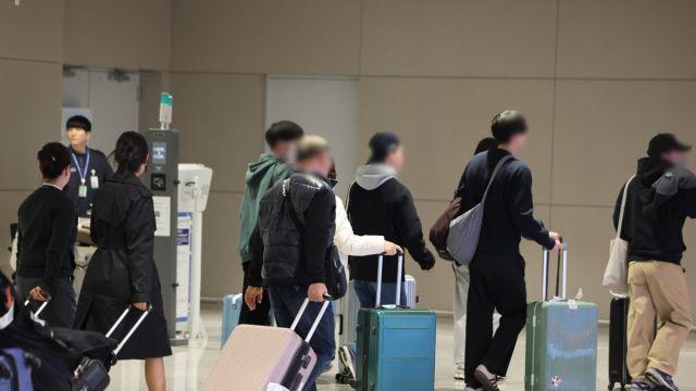두바이 발 묶인 국민 372명 인천공항 도착…3천500여명 귀국 대기