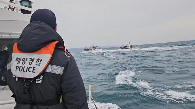 포항 앞바다서 2명 승선한 어선 침수, 근처 조업 어선이 구조