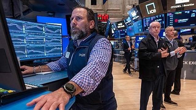 뉴욕증시, 유가급등·고용위축에 하락 마감…다우 1%↓