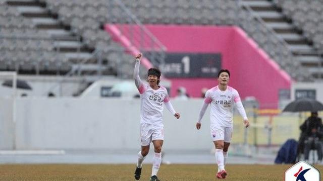 ‘바르셀로나 버스’ 논란에 답한 파주 구단 “고급형 버스 다급하게 구하고 개조하는데 시간 빠듯, 개막전 맞춰 래핑 불가했다… 그럼에도 더 안락한 버스 주고 싶었어” [현장.1st]