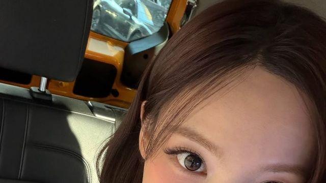 프릴 화이트 블라우스와 핑크빛 과즙미, 트와이스 나연