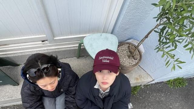 아이유, ‘21세기 대군부인’ 팀과 제주도行…“우리 사이 영원히” [IS하이컷]