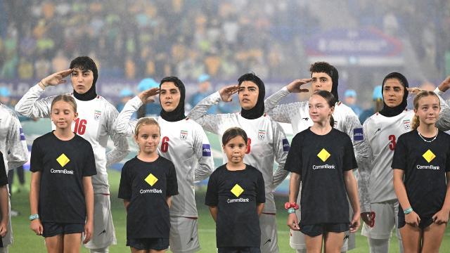 침묵했던 이란 여자축구 대표팀, 이번엔 경례하며 국가 제창