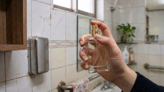 안 쓰는 향수는 화장실 '이곳'에 두 번만 뿌려주세요…삶의 질이 달라집니다