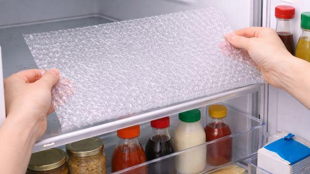 택배에 있는 뽁뽁이 바로 버리지 말고 냉장고에 넣어 보세요…살림이 한 단계 쉬워집니다