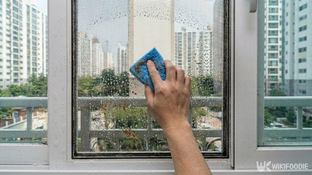 “10분이면 끝납니다” 봄 환기 시작 전, 방충망을 새것처럼 청소하는 법